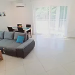 Enelani Apartments Konukevi 3*