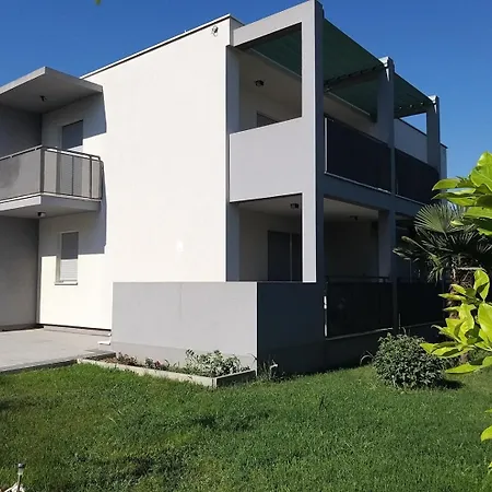Guest house Enelani Apartments Kastela