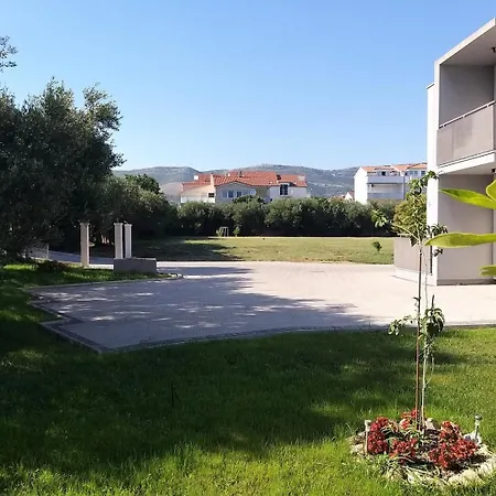 Enelani Apartments Guest house Kastela