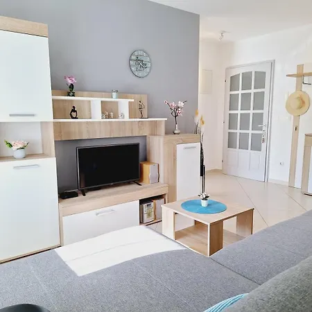 Guest house Enelani Apartments 3*